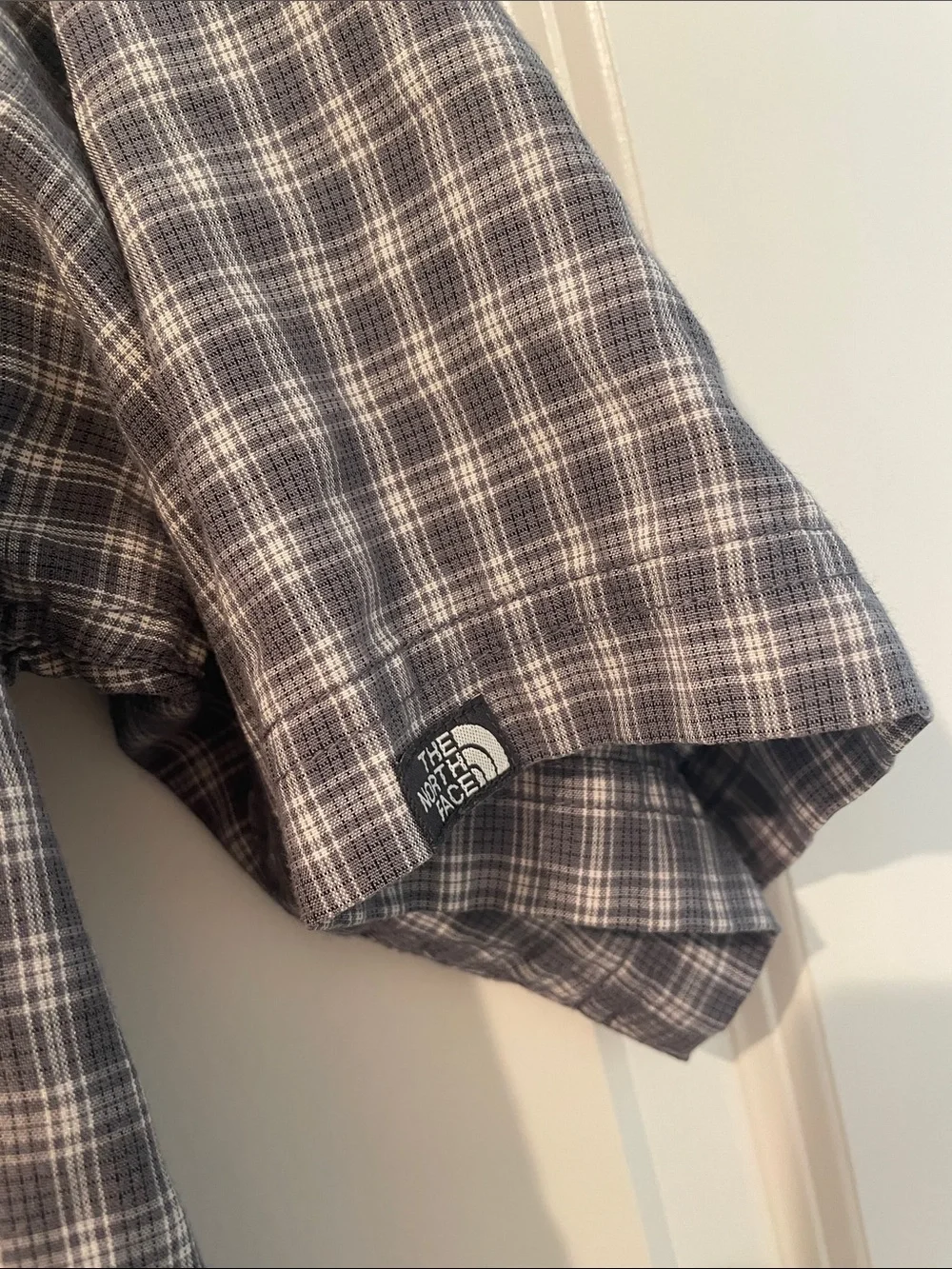 The North Face Men's Short-Sleeve Plaid Button-Down Shirt - Gray/White medium